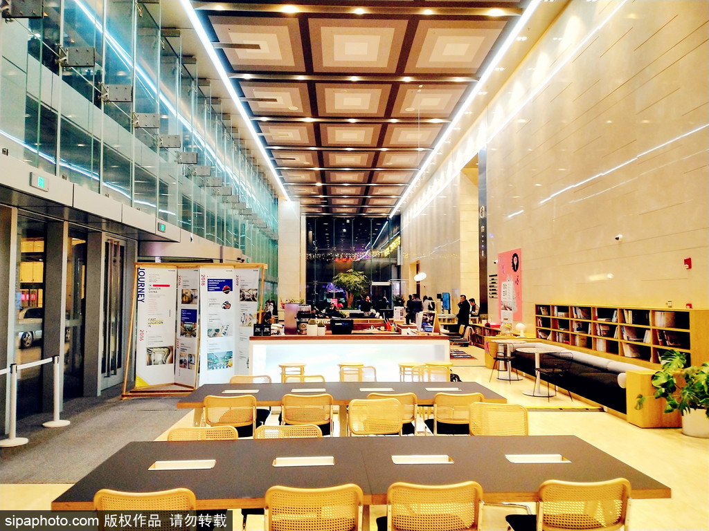 上海にオープンした中國で最大のWeWorkの共有スペース（寫真著作権はsipaphoto.comが所有のため転載禁止）。 