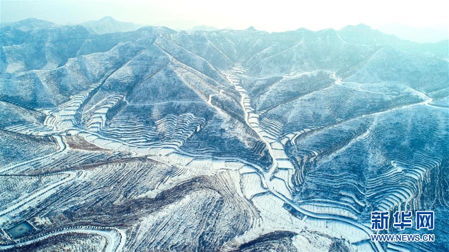 美しい雪化粧が施された河北省の棚田