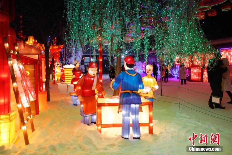 観光客で賑わう「第1回ハルビン道臺府氷雪ランタン祭り」　黒竜江省