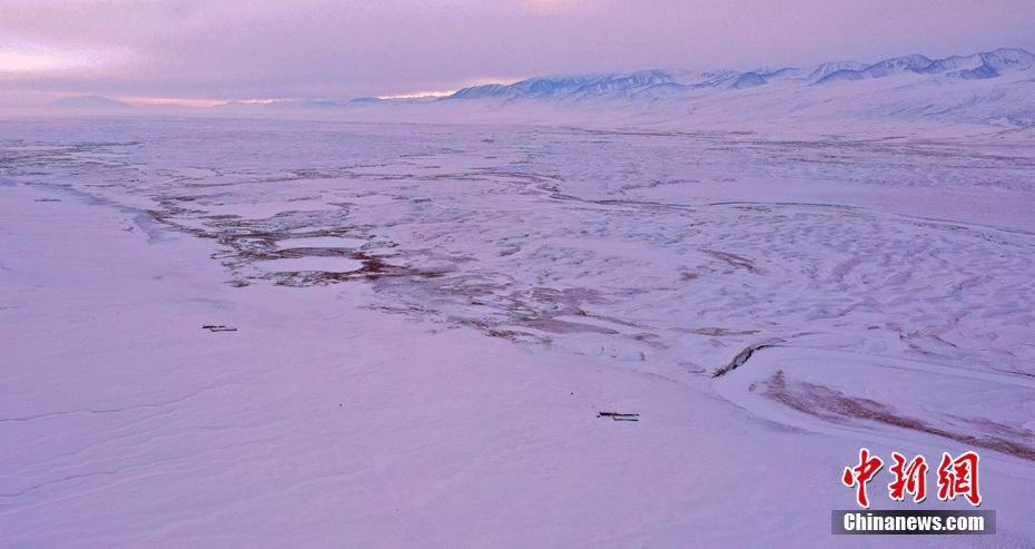 新疆巴音布魯克の冬景色　幻想的な光と影の世界