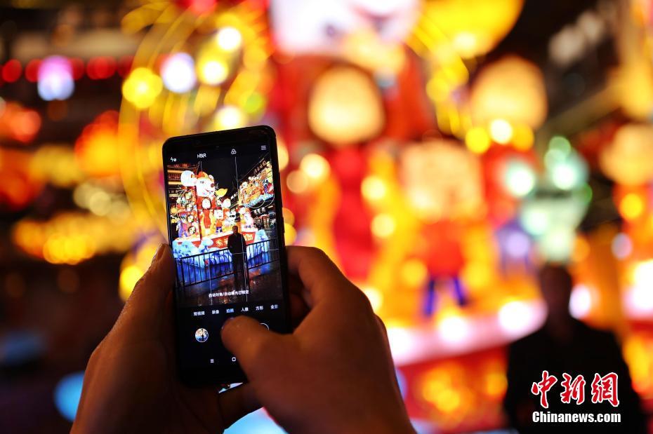 AIの合図で豫園ランタン祭りに點燈　上海