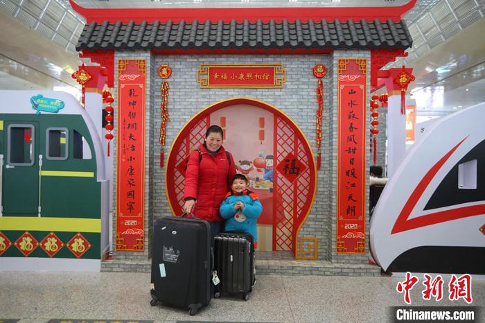 南京高速鉄道駅が「小康寫真館」など年越し気分満載イベント　江蘇省