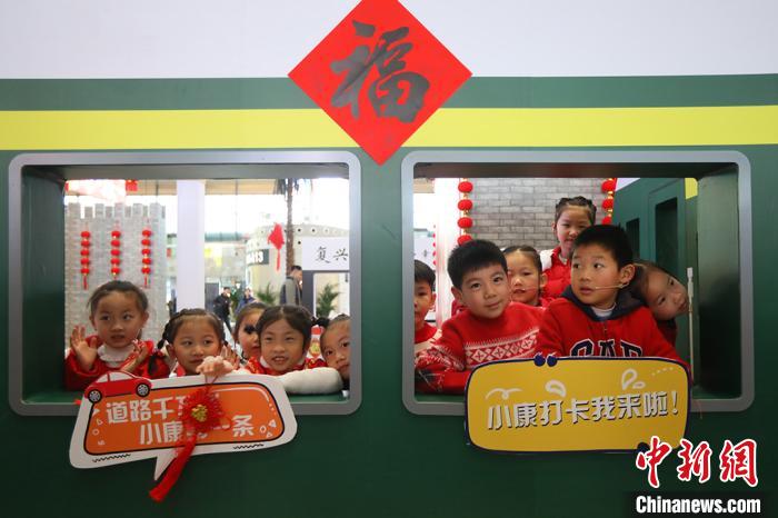 南京高速鉄道駅が「小康寫(xiě)真館」など年越し気分満載イベント　江蘇省