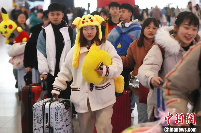 南京高速鉄道駅が「小康寫真館」など年越し気分満載イベント　江蘇省