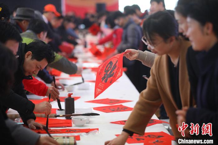 南京高速鉄道駅が「小康寫真館」など年越し気分満載イベント　江蘇省