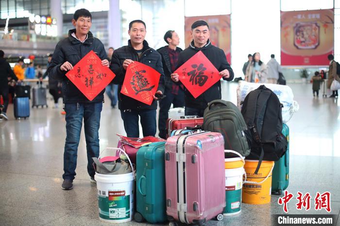 南京高速鉄道駅が「小康寫真館」など年越し気分満載イベント　江蘇省
