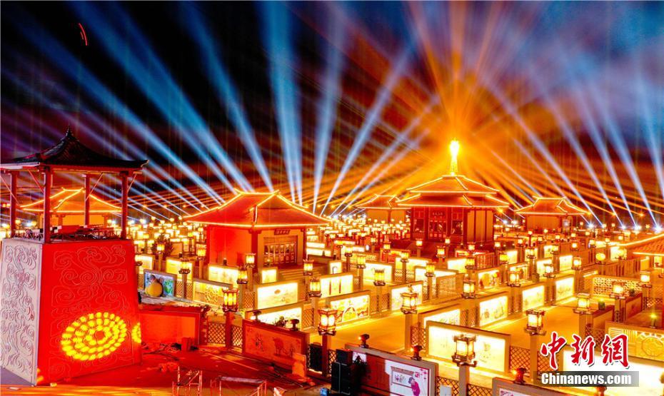 上空から撮影された「九曲黃河燈陣」（撮影?王將）。 