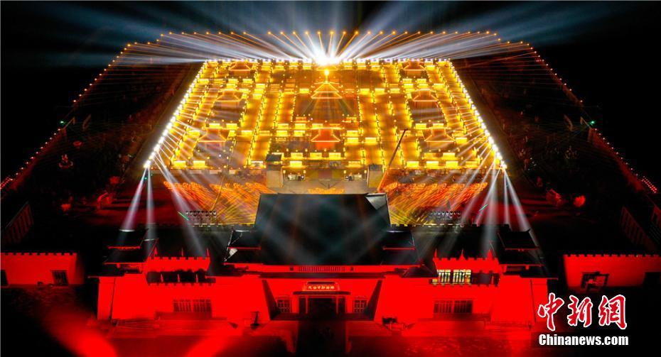 中國で最大のちょうちん回廊「九曲黃河燈陣」　甘粛省