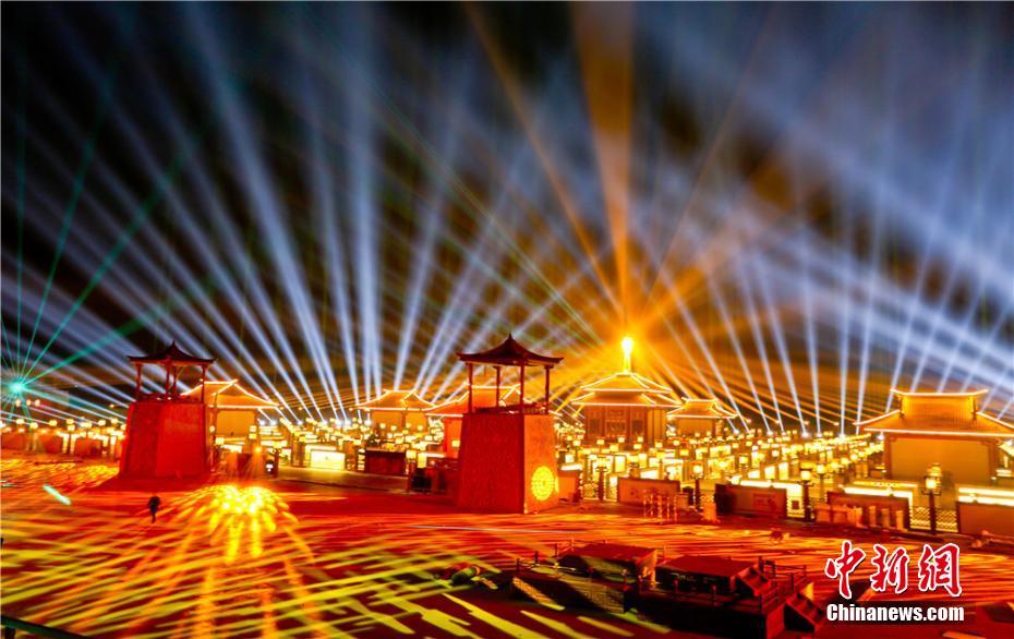 中國で最大のちょうちん回廊「九曲黃河燈陣」　甘粛省