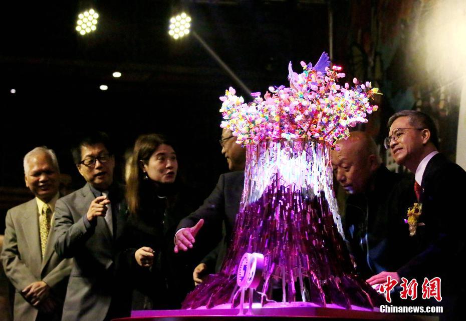 発表會の會場に展示されたツリー形のメイン?ランタンの模型（撮影?史元豊）。