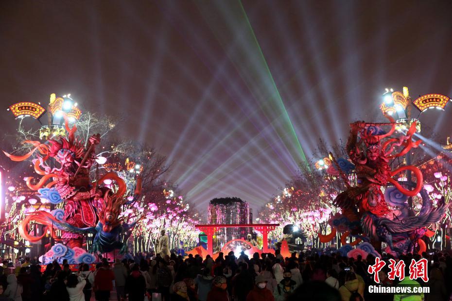 煌めく光に包まれた西安大唐不夜城　陝西省