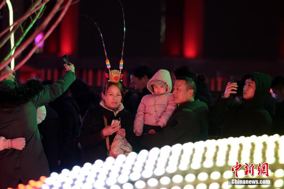 煌めく光に包まれた西安大唐不夜城　陝西省