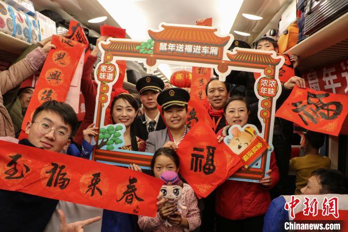 列車の乗務(wù)員と記念撮影をする出稼ぎ労働者（撮影?王東鈴）。