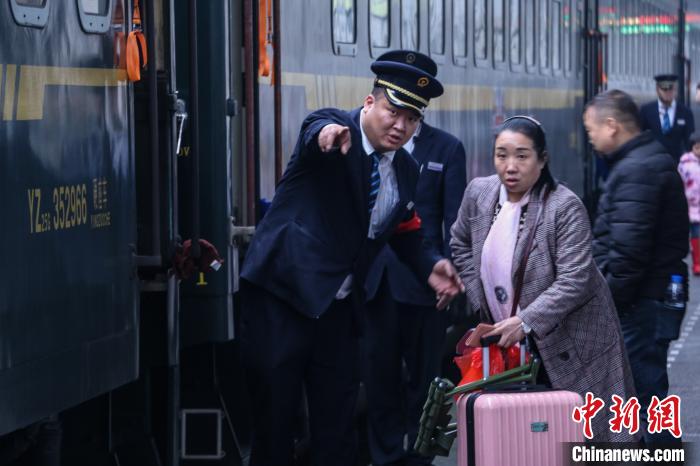 貴州出身者が「貴州出稼ぎ者帰郷號」列車で年末帰省　上海