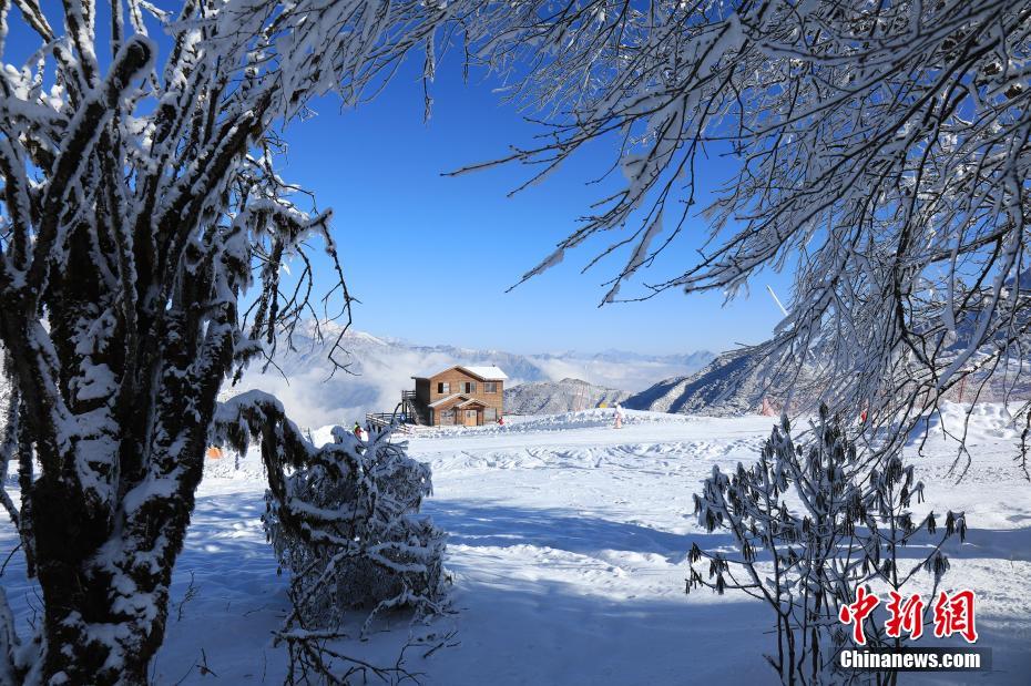 青空に映える仙境のような雪景色　四川省茂県九鼎山