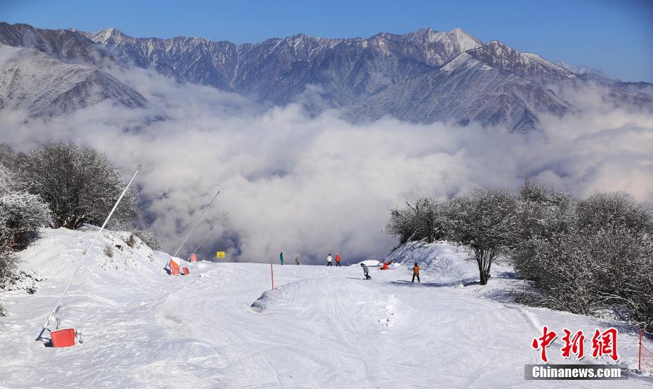 青空に映える仙境のような雪景色　四川省茂県九鼎山