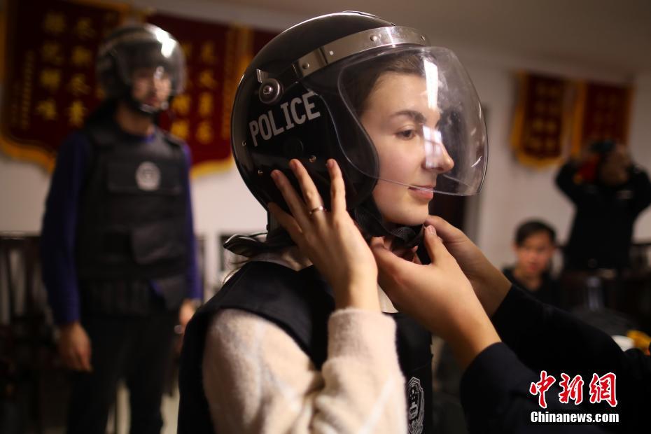 南京で學(xué)ぶ留學(xué)生、警備業(yè)務(wù)を體験　江蘇省