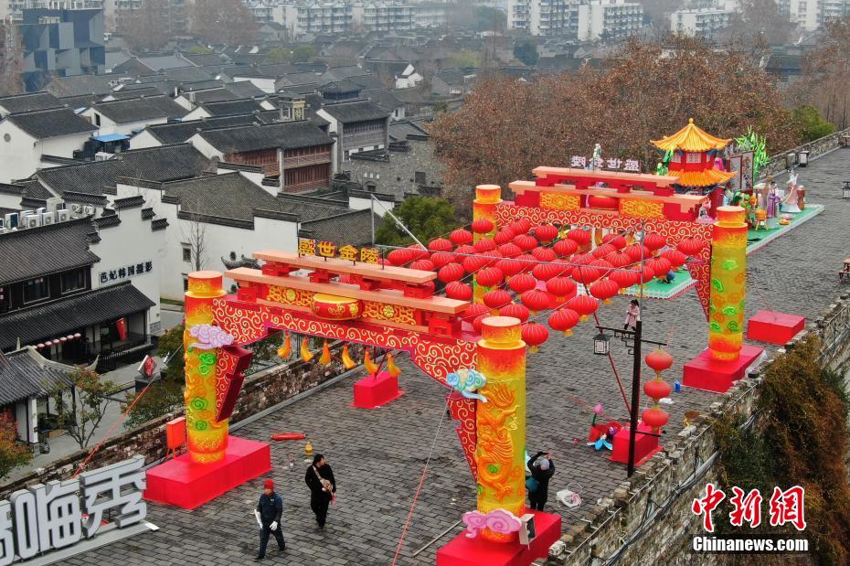 南京の明代城壁に新春を迎えるランタンが設(shè)置　江蘇省
