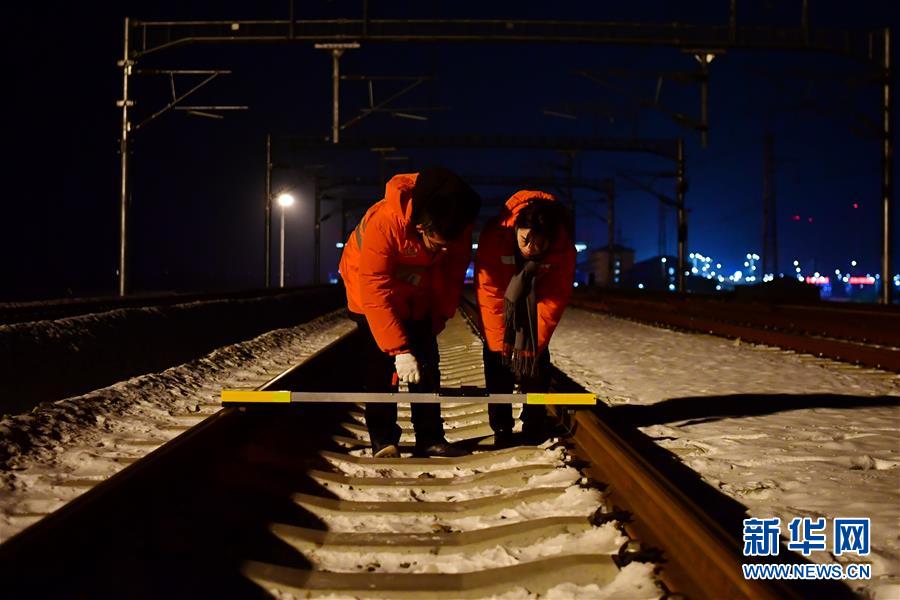 「00後」の高速鉄道保守作業(yè)員の晝と夜