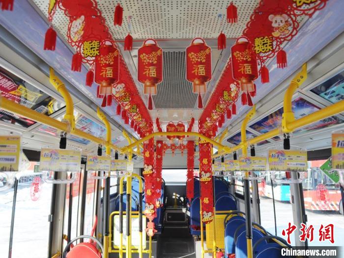 父親が運(yùn)転する路線バスに娘が手描きの鼠イラストで飾り付け　吉林省