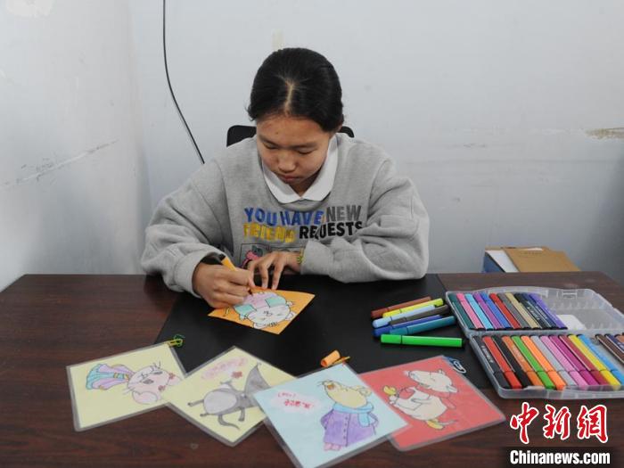 父親が運(yùn)転する路線バスに娘が手描きの鼠イラストで飾り付け　吉林省