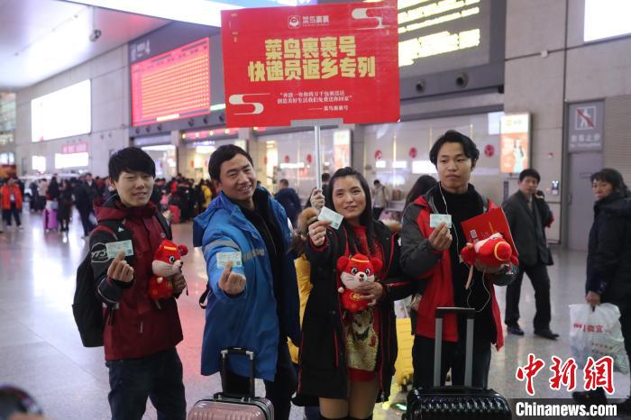 帰省はタダで！「宅配便配達(dá)員帰省専用列車(chē)」が上海から出発