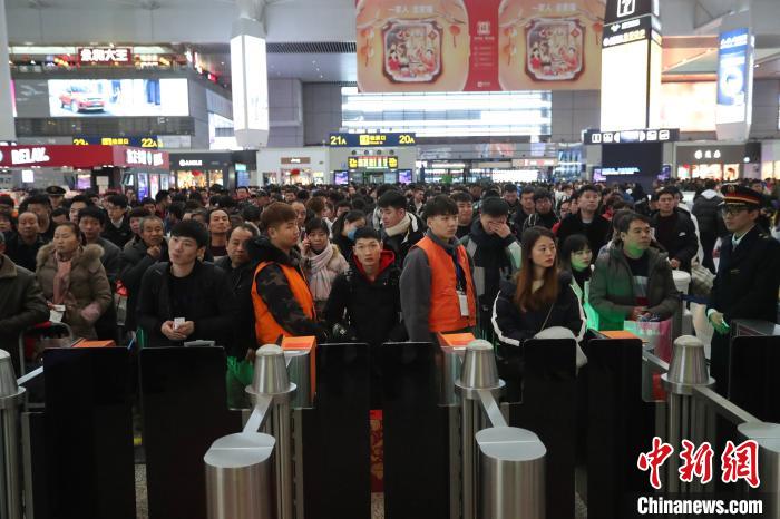 帰省はタダで！「宅配便配達員帰省専用列車」が上海から出発