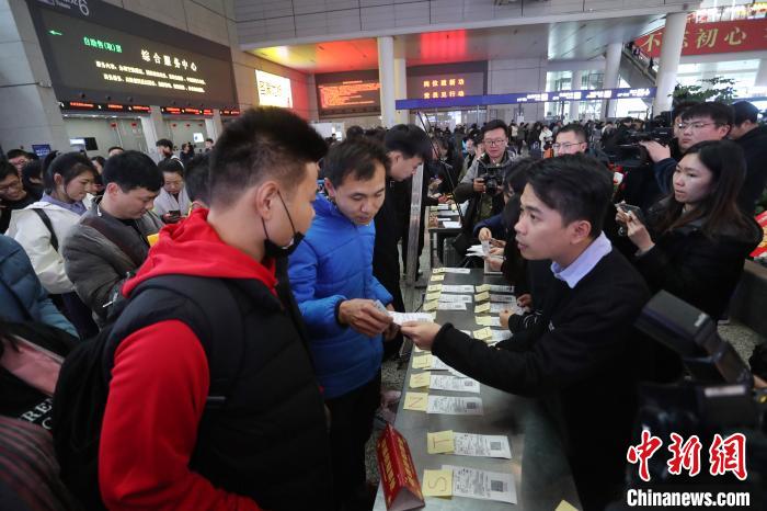 帰省はタダで！「宅配便配達(dá)員帰省専用列車」が上海から出発