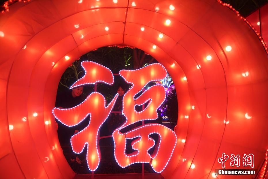 もうすぐ春節(jié)　色とりどりに輝く飾り提燈で年越しムード満點に