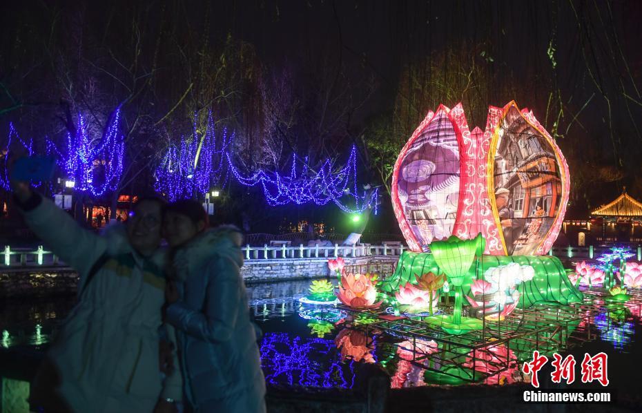 もうすぐ春節(jié)　色とりどりに輝く飾り提燈で年越しムード満點(diǎn)に