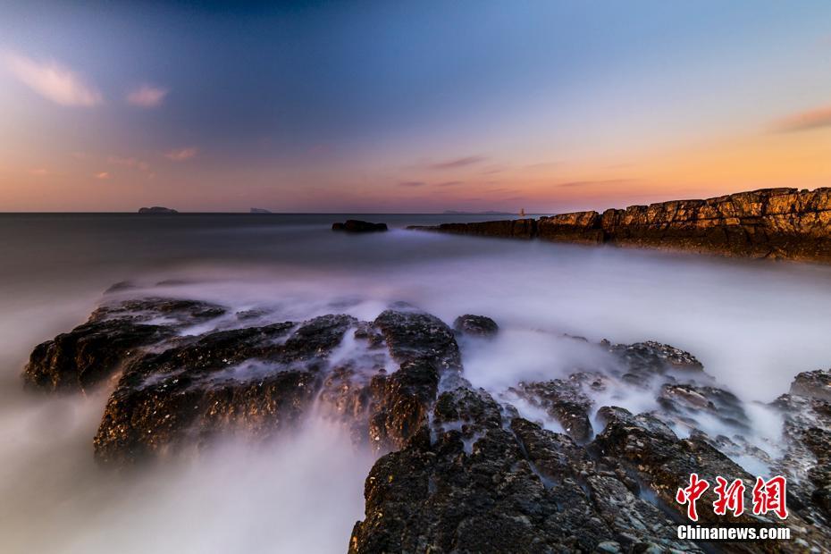 山東長島の冬の海景色　波と夕焼けが織りなす絶景