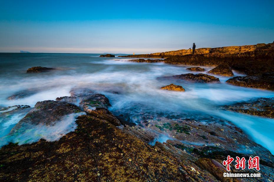 山東長島の冬の海景色　波と夕焼けが織りなす絶景