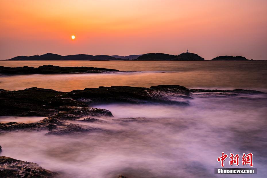 山東長島の冬の海景色　波と夕焼けが織りなす絶景