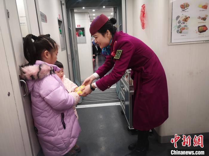 「95後」列車長が「車內(nèi)シッター」に変身　春運(yùn)にチャイルドケアサービス