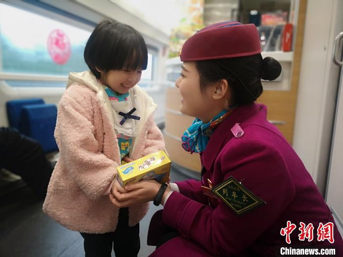 「95後」列車長が「車內(nèi)シッター」に変身　春運にチャイルドケアサービス