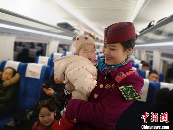 「95後」列車長が「車內(nèi)シッター」に変身　春運(yùn)にチャイルドケアサービス