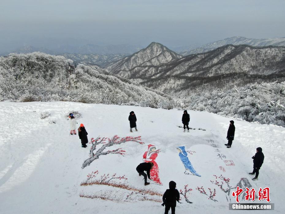 雪原に描かれた「雪の中、梅を探す」　河南省洛陽