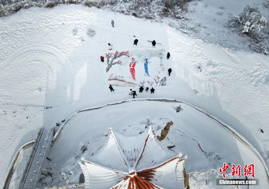 雪原に描かれた「雪の中、梅を探す」　河南省洛陽