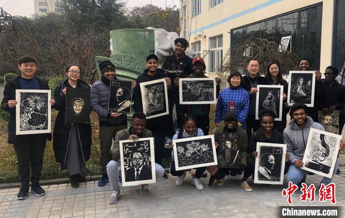 留學生たちが伝統文化イベントで中國の年越しを體験　湖北省