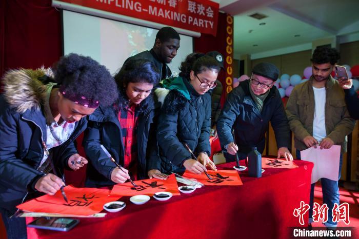 留學(xué)生たちが伝統(tǒng)文化イベントで中國(guó)の年越しを體験　湖北省