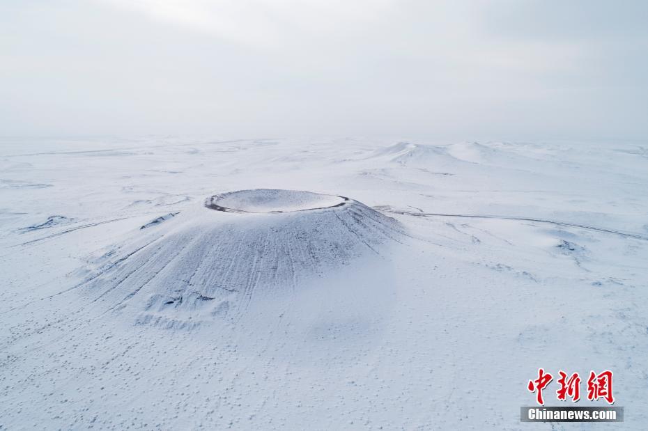 1月19日、ドローンが撮影した烏蘭哈達火山群の火山（撮影?王正）。 