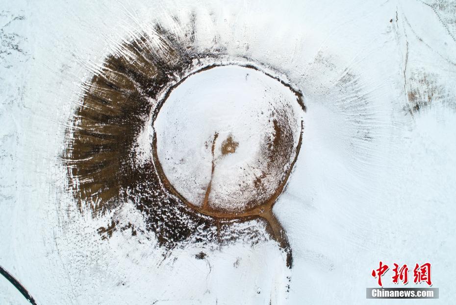 上空から見た雪に包まれた烏蘭哈達火山群　內(nèi)蒙古