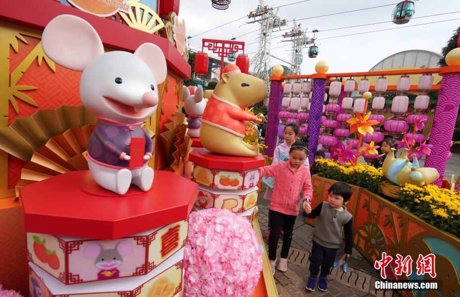 「花団錦簇鼠豚陣」と題された撮影スポットで、新春らしい姿で観光客に新年の挨拶をする金のネズミとカピバラの人形。カピバラもネズミ目ネズミ科に屬するネズミの仲間（撮影?張煒）。