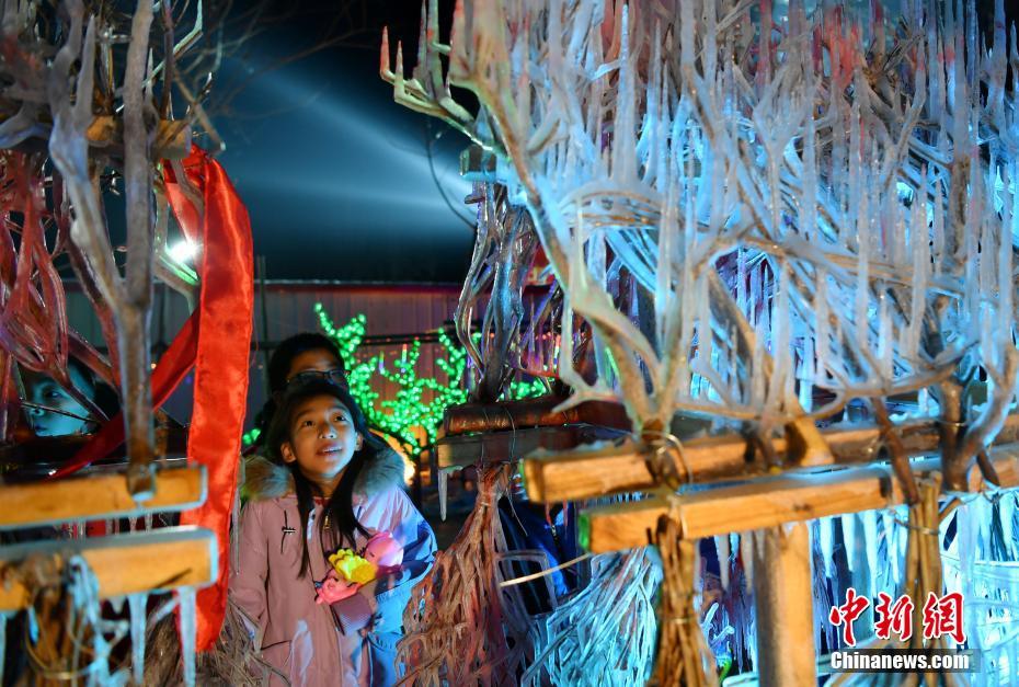 キラキラと幻想的に輝く無形文化遺産「澆凌花」で春節(jié)到來祝う 　河北省