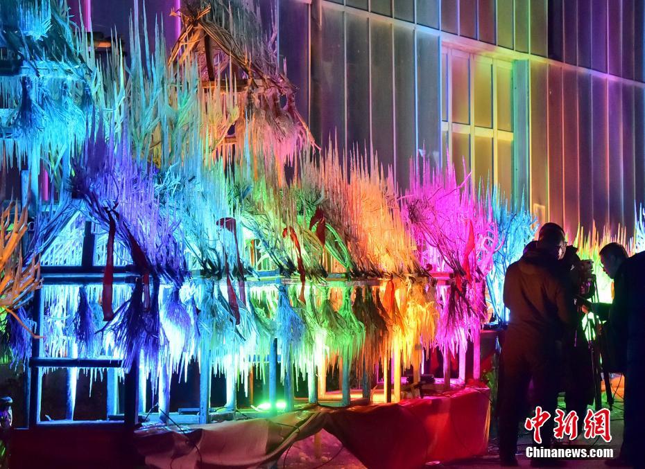 キラキラと幻想的に輝く無形文化遺産「澆凌花」で春節(jié)到來祝う 　河北省