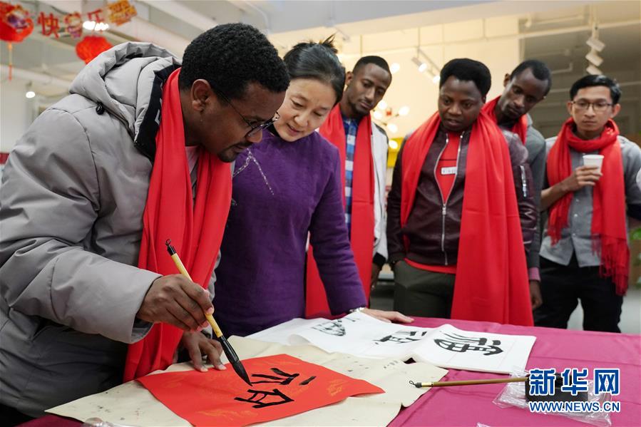 北京の外國(guó)人留學(xué)生が春節(jié)ムードを體験