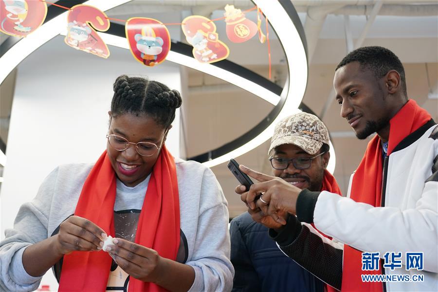 1月20日、餃子作りを體験するジャマイカ人留學生（寫真左、撮影?鞠煥宗）