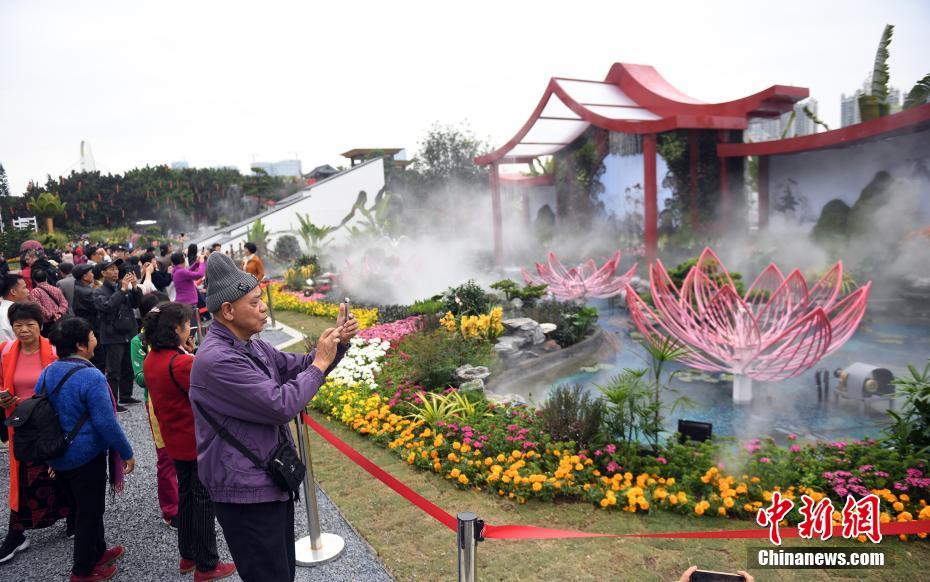 花を撮影する男性（撮影?姫東）。