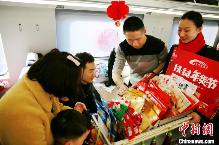 中國の列車車內(nèi)で貧困者を支援する正月用品販売イベント