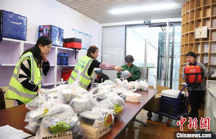 高速鉄道に食事を?qū)盲堡恚r(shí)間と勝負(fù)の高速鉄道フード配達(dá)員　江西省